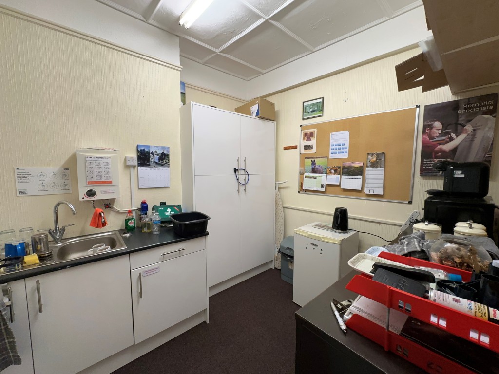 Lot: 60 - THREE STOREY COMMERCIAL UNIT FOR INVESTMENT - Kitchen on first floor
